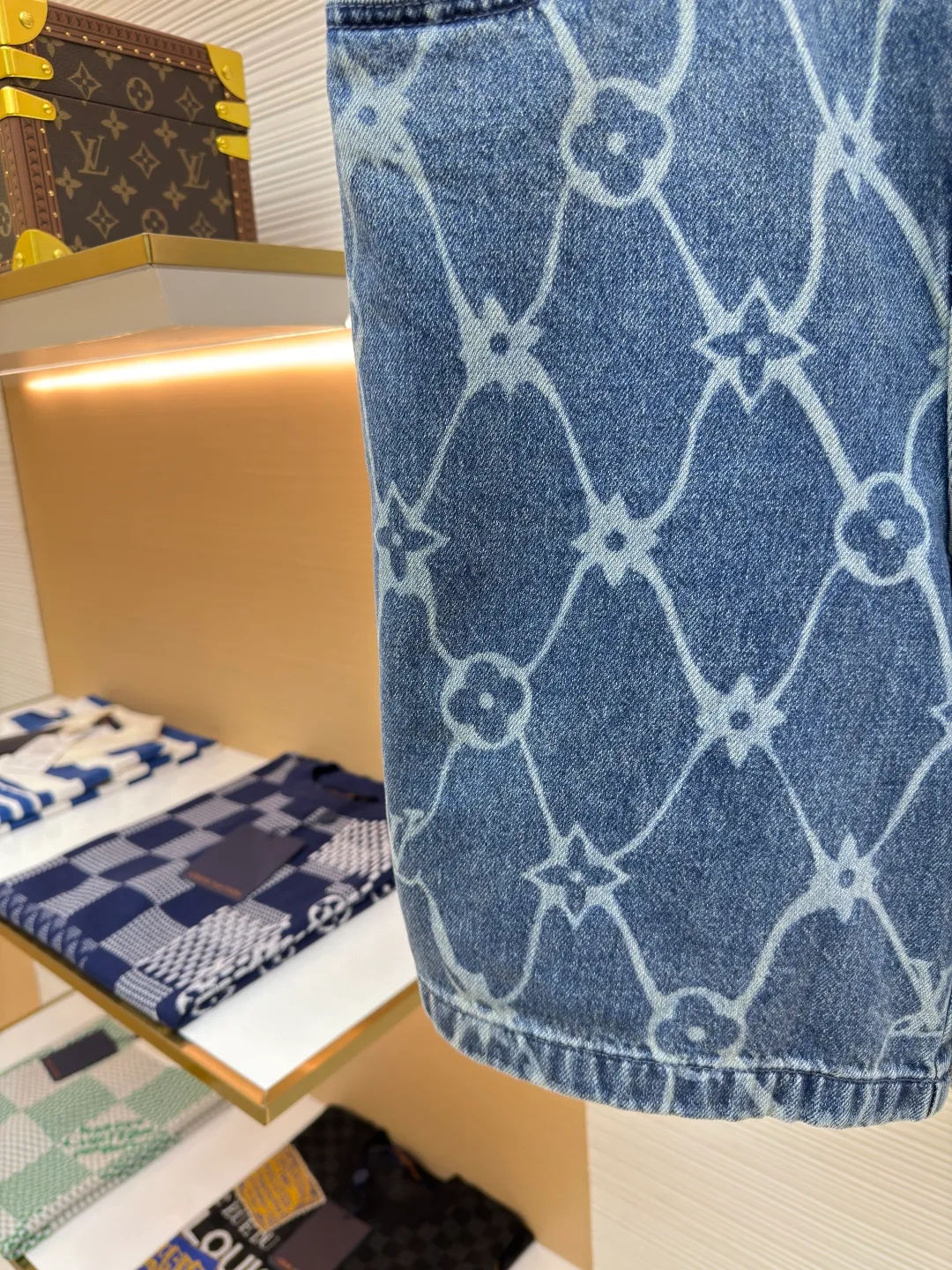 LOUIS VUITTON starry sky presbyopic denim shorts ●Authentic product: purchased and developed for 14600 ●Item number: 1680365-B30 ●Fabrics: cotton denim fabric ●Technology: laser engraving ●Version: fitted version ●Weight: about 440 grams ●Size: 30-31-32-33 ●Description: The fabric is made of 7s*7s twill cotton denim, and the weft yarn is made of compact siro-spun raw cotton yarn. The raw cotton yarn has better strength than the back-spun cotton. It is not easy to produce holes in the later washing water and the raw cotton feels crisp. The Y version is purchased to scan the entire trousers cutting pattern, and the piece of cloth is positioned to cover the pattern, using laser Light engraving process is used to burn out the pattern, the front zipper is restored, the front small pocket is restored, and the back double pocket is restored. The ready-made garments are washed with fried sand, and sea salt and sea sand are added as potassium permanganate additives in the tank. The flower pattern is nostalgic in the later washing process. The mold is made to make a bronze cylindrical I-shaped buckle, and all the bones are round rivets. The overall wiring is straight and delicate, the fabric is comfortable and soft, and the color is consistent without color difference. It can be matched with the same style to create a fashionable look and control various occasions. Customized accessories, complete with three standards, same style for men and women!
